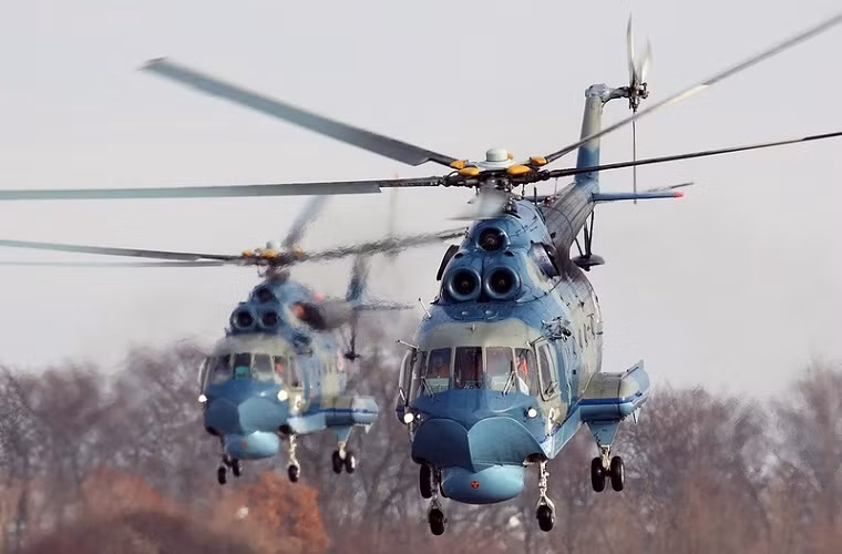 Mi-14 có trọng lượng cất cánh tối đa 14 tấn và được trang bị hai động cơ Klimov TV3 có công suất 1.454 kW cho mỗi chiếc, nó có thể bay với vận tốc tối đa 230km/h với tầm hoạt động hơn 1.100km. Mi-14 còn có thể mang theo nhiều loại ngư lôi và bom chống ngầm khác nhau do Liên Xô phát triển.