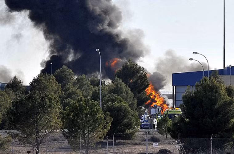 Khói lửa bốc cao tại hiện trường vụ việc.