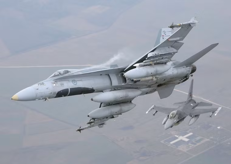 Chùm ảnh độc đáo này về chiến đấu cơ F-16 Fighting Falcon của Không lực Bồ Đào Nha và CF-188 Hornet của Không lực Hoàng gia Canada được một nhiếp ảnh gia chụp lại từ máy bay vận tải quân sự C-27J Spartan tại căn cứ không quân Siauliai ở Lithuania.
