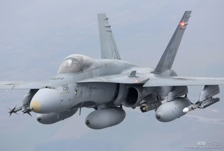 Dù chỉ là hoạt động tuần tiễu không phận bình thường nhưng các máy bay tiêm kích NATO đều "nai nịt" vũ trang mạnh với tên lửa đối không AIM-9 và AIM-120.