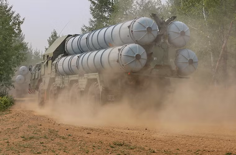 Từ đâu năm cho đến nay, Quân đội Nga đã liên tục triển khai các đợt tập trận phòng không với quy mô lớn có sự tham gia của các tổ hợp tên lửa phòng không hiện đại nhất của nước này trong đó có cả S-300, bất chấp thông tin cho rằng loại tên lửa này sẽ sớm bị Quân đội Nga loại biên.