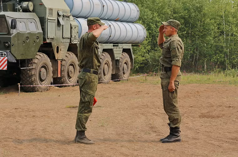 Kíp chiến đấu của một xe phóng S-300 sau khi hoàn tất quá trình chuẩn bị sẵn sàng chiến đấu.