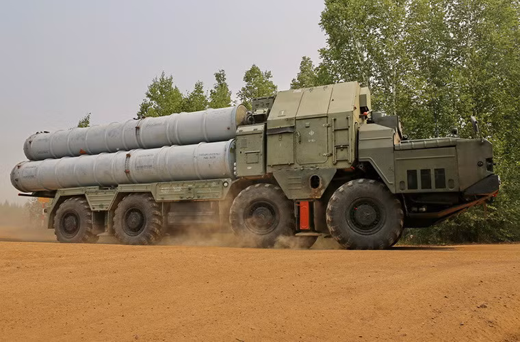 Mặc dù, hiện tại Quân đội Nga đã đưa vào trang bị các tổ hợp tên lửa phòng không tầm xa hiện đại hơn như S-400 hay sắp tới là S-500, nhưng S-300 vẫn đóng một vai trò quan trọng trong các đơn vị phòng thủ chiến lược của Nga.