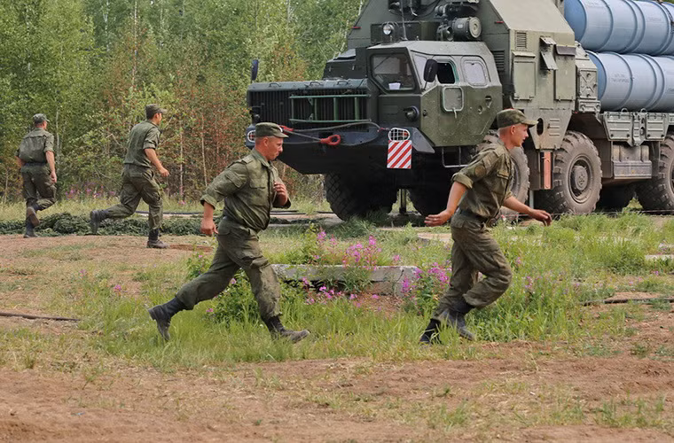 Được biết đợt tập trận chiến thuật này được diễn ra tại nước Cộng hòa Buryatia - một chủ thể liên bang của Nga. Các binh sĩ Nga sẽ phải làm quen với việc sử dụng các loại vũ khí phòng không của Nga có trong biên chế cũng như tiến hành bắn đạn thật với các tổ hợp tên lửa phòng không S-300.