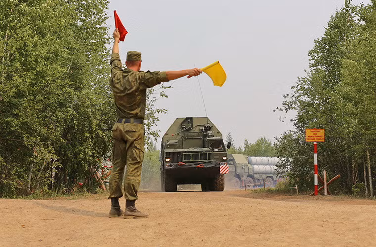 Trong ảnh là các xe phóng thuộc tổ hợp S-300 di chuyển dưới sự hướng dẫn của một binh sĩ Nga.