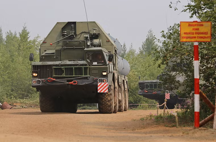 Tổ hợp tên lửa phòng không tầm xa S-300 được Quân đội Liên Xo và Nga sau này đưa vào trang bị từ cuối những năm 1970 cho đến nay và cũng được phát triển với nhiều biến thể khác nhau.