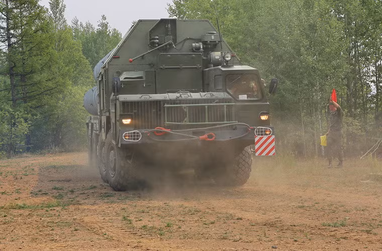 Trong ảnh là các xe phóng thuộc tổ hợp S-300 tham gian tập trận tại Trans-Baikal di chuyển đến các địa điểm tập kết.