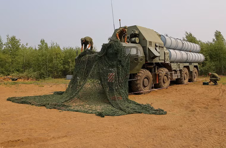 Sau khi di chuyển vào các vị trí được định trước, các xe phóng của S-300 sẽ được ngụy trang nhằm tránh bị phát hiện bởi các phương tiện trinh sát của đối phương.