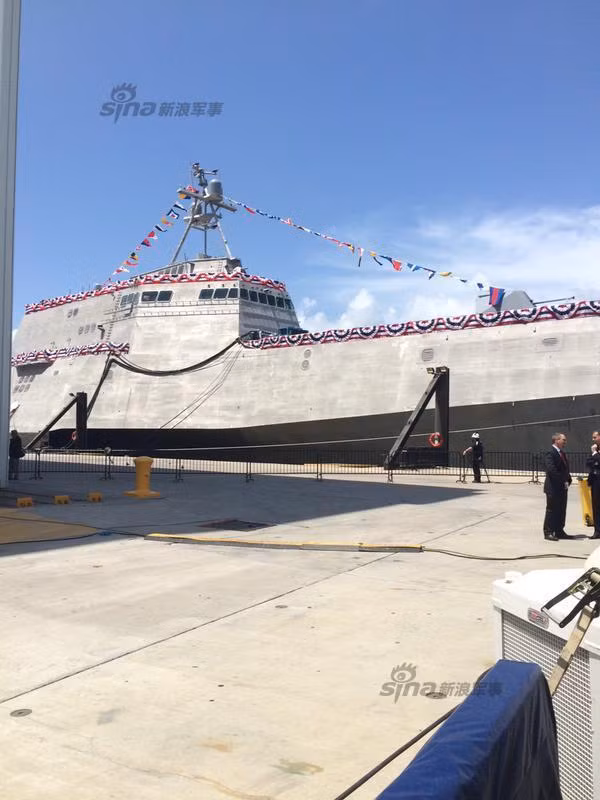 Còn để chống ngầm, LCS dùng các trực thăng MH-60S, máy bay không người lái, hệ thống pháo bẫy chống ngư lôi.