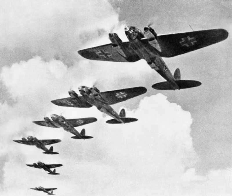 Không thể thiếu trong danh sách này là Lực lượng Không quân Đức Quốc Xã Luftwaffe bắt đầu được thiết lập như một tổ chức độc lập vào năm 1935. Tuy chỉ tồn tại trong vòng 10 năm nhưng nó đã thay đổi cả bản đồ châu Âu lúc bấy giờ. Ảnh: máy bay ném bom Heinkel He 111 của phát xít Đức.
