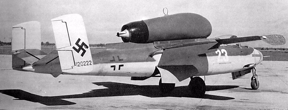 Không những thế, Không quân Đức Quốc Xã còn có cả thế mạnh trong các hoạt động hỗ trợ trên không và đánh chặn cho phép lực lượng này giành được ưu thế trên không so với các đối thủ. Ảnh: chiến đấu cơ Heinkel He 162 Salamande.