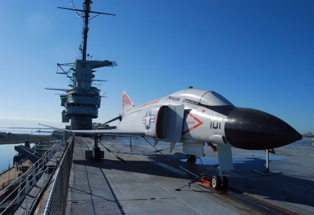 Trong Chiến tranh thế giới 2, Không quân Hải quân Mỹ đã giành chiến thắng trong trận đánh Atlantic, bảo vệ các tàu vận tải và tiêu diệt các tàu ngầm của phát xít Đức. Ở thời điểm căng nhất của thế chiến, có lúc Hải quân Mỹ đã dùng tới hơn 100 tàu sân bay các loại, cùng với vô số thủy phi cơ, máy bay hạ cánh trên đất liền, thậm chí cả các máy bay ném bom dành riêng cho việc chống tàu ngầm. Ảnh: máy bay ném bom McDonnell F-4 Phantom.