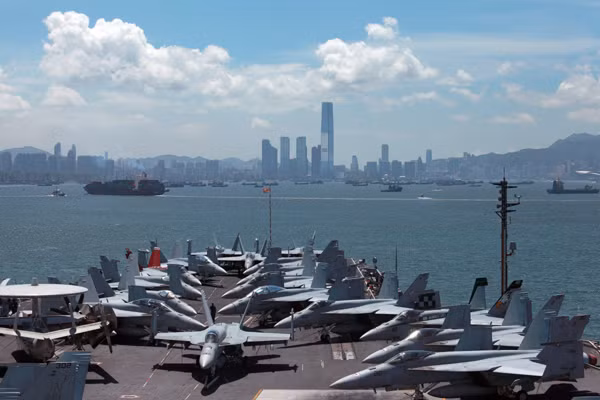 Tiếp theo là Không quân Hải quân Mỹ. Lực lượng này đã bắt đầu thực hiện chuyến bay đầu tiên từ tàu tuần dương USS Birmingham vào năm 1911. Trong 2 cuộc chiến tranh thế giới, Không quân Hải quân Mỹ đã lớn mạnh đáng kể, nhất là Mỹ cho ra đời các tàu sân bay cỡ lớn. Ảnh: các tiêm kích hạm F/A-18 trên boong tàu sân bay Mỹ USS George Washington tại cảng Hồng Kông.
