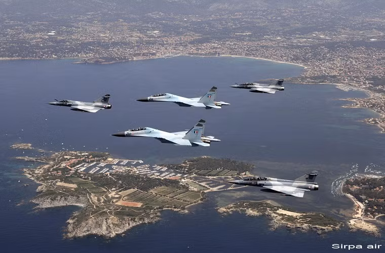 Không giống như Lực lượng Phòng vệ Trên không của Nhật Bản, Ấn Độ tuy sở hữu số lượng máy bay chiến đấu đông đảo nhưng một nửa trong số đó đều đã lạc hậu. Nhận thức rõ điều này Ấn Độ đang từng bước tiến hành cải tổ và hiện đại hóa lực lượng không quân của nước này trong những năm gần đây.