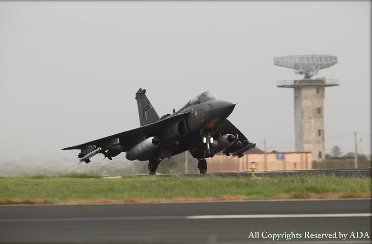 Nhằm giảm sự phụ thuộc vào nguồn cung máy bay chiến đấu từ bên ngoài Ấn Độ cũng tiến hành phát triển các chương trình máy bay chiến đấu của riêng mình, trong đó thành công nhất có thể kể tới máy bay tiêm kích hạng nhẹ HAL Tejas. Ngoài ra IAF còn hợp tác với Nga trong chương trình phát triển máy bay chiến đấu tàng hình thế hệ thứ 5 FGFA.