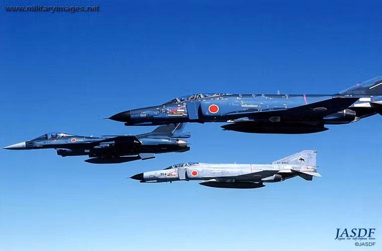 JASDF được thành lập vào năm 1954 với quân số hiện tại là hơn 50.300 người, được trang bị 679 máy bay các loại trong đó có 373 máy bay chiến đấu. Trang bị chính của JASDF đa phần đều là các máy bay chiến đấu do Mỹ thiết kế nhưng được Nhật Bản mua lại công nghệ sản xuất và lắp rắp điển hình như: F-4EJ, F-15J, F-2 và trong tương lai là F-35A.
