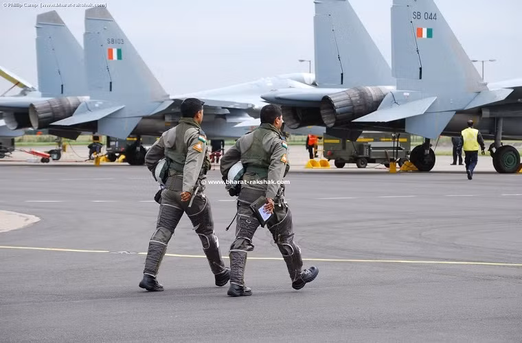 Lực lượng Không quân Ấn Độ (IAF): Ấn Độ cũng là một trong những nước châu Á đầu tiên sở hữu lực lượng không quân được thành lập từ năm 1932 và phát triển cho tới nay. Và sau hơn 80 năm xây dựng Không quân Ấn Độ đang dần trở thành một trong lực lượng không quân hùng mạnh nhất Châu Á chỉ đứng sau Trung Quốc.