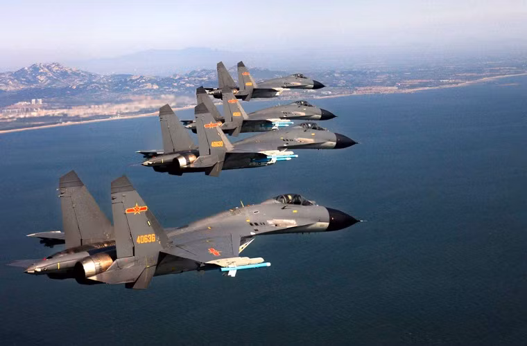 Không quân Trung Quốc có quân số 398.000 người và được trang bị hơn 2.193 máy bay các loại. Lực lượng máy bay chiến đấu chủ lực của Không quân Trung Quốc hiện này gồm những chiếc tiêm kích Su-30, Su-27 do Nga sản xuất và J-11 do Trung Quốc chế tạo. Bên cạnh đó Không quân Trung Quốc cũng sở hữu các máy bay ném bom hạng nặng H-6 có khả năng theo vũ khí hạt nhân.