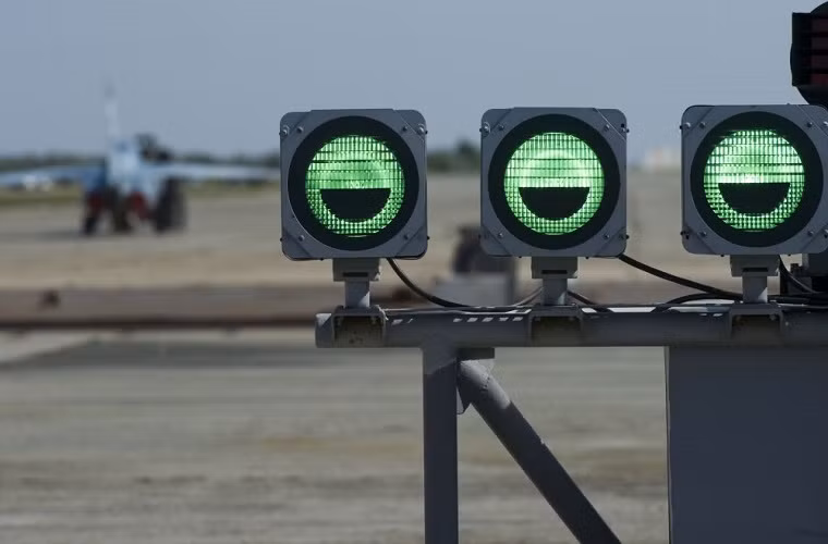 Ngay từ thời Liên Xô hay Nga sau này căn cứ không quân NITKA tại Bán đảo Crimea đã có một vai trò hết sức quan trọng trong việc đào tạo các phi đội máy bay chiến đấu của Hải quân Nga. Ảnh: Các đèn báo hiệu hạ cánh cho phi cơ trên tàu sân bay.