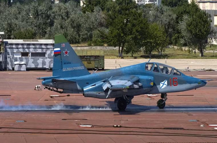 Một chiếc cường kích Su-25UTG hạ cánh với cáp hãm đà ở NITKA.