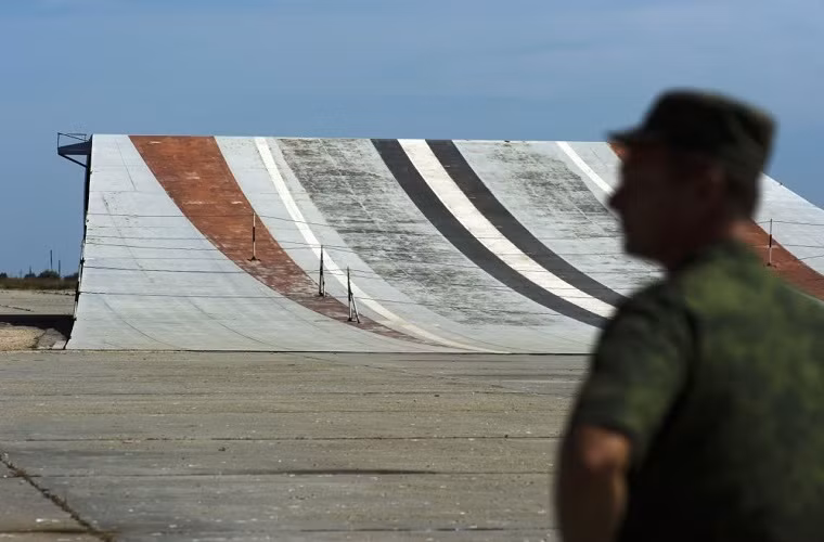 NITKA được trang bị boong mô phỏng cất cánh kiểu nhảy cầu như trên các tàu sân bay của Hải quân Nga, điều này giúp các phi công Nga có thể làm quen với qui trình cất hạ cánh trên tàu sân bay.