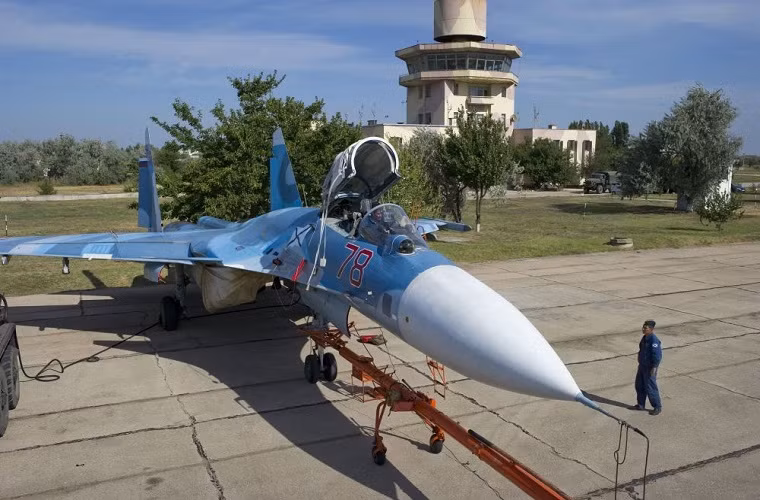 Cận cảnh một chiếc tiêm kích trên hạm Su-33.