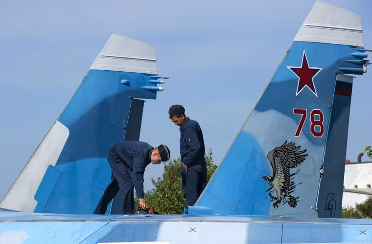 Các cán bộ kĩ thuật đang kiểm tra chiến đấu cơ Su-33.