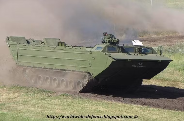 Gương mặt tiêu biểu tiếp theo của lực lượng Công binh Nga là xe bọc thép lội nước PTS-4 - biến thể mới nhất của dòng xe bọc thép lội nước PTS được phát triển từ Liên Xô. PTS-4 chỉ mới hoàn tất các bài kiểm tra thử nghiệm cấp nhà nước của Nga vào năm 2011 trước khi được đưa vào sản xuất hàng loạt vào năm 2014.