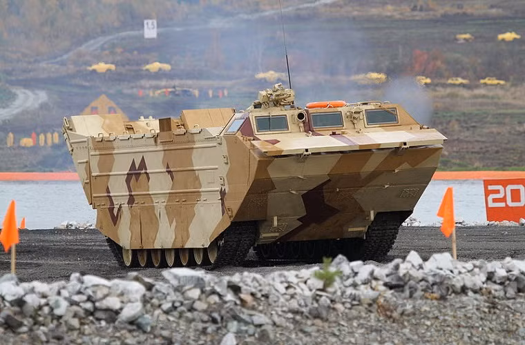 Thế mạnh của của PTS-4 so với các phiên bản tiền nhiệm vẫn là hệ thống động cơ mới khi nó có thể đạt vận tốc tối đa lên tới 60km/h trên mặt đất với trọng lượng và hình dáng nặng nề của mình, trong khi đó trên mặt nước PTS-4 có thể đạt tốc độ 15km/h.