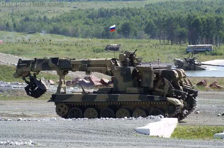 IMR-2 được thiết kế với nhiệm vụ chính là đảm bảo tốc độ di chuyển liên tục của các đơn vị bộ binh cơ giới Quân đội Liên Xô lúc đó qua các khu vực bị phá hủy bởi bom mìn, vũ khí hạt nhân hay các chướng ngại vật, và khi cần thiết nó cũng có thể được điều động để tìm kiếm cứu nạn.