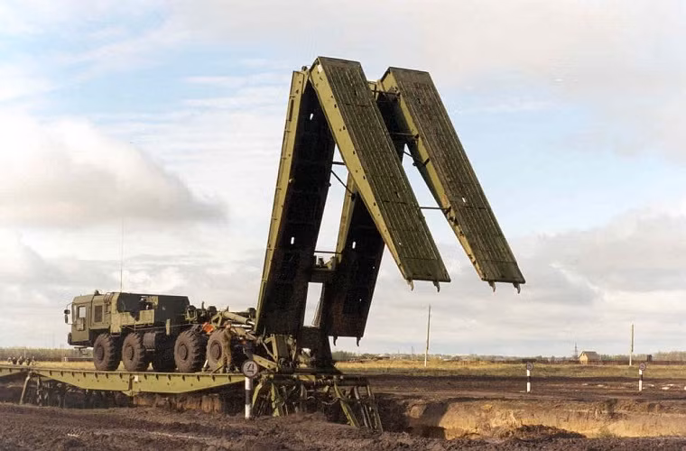 Mỗi hệ thống TMM-6 gồm 2 xe bắc cầu, 4 xe chuyên chở và 6 đốt cầu gấp khúc. Xe bắc cầu sử dụng khung gầm xe tải đặc chủng hạng nặng 8x8 trên gắn các thiết bị và hệ thống thủy lực phục vụ việc mang và triển khai các đốt cầu tự hành.