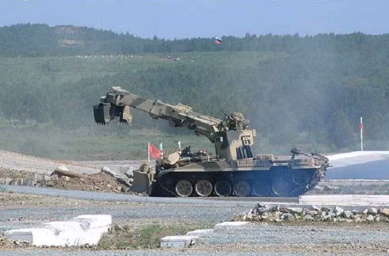 Xe công binh IMR-2 được vận hành chỉ với hai binh sĩ và có thể sống độc lập trong carbin xe trong vòng 3 ngày trước các loại vũ khí sinh hóa học. Đây cũng là mẫu xe công binh duy nhất của Nga có thể hoạt động trong môi trường có mức phóng xạ cao.