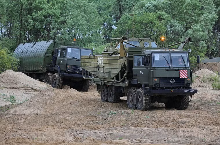 Xe tải đặc chủng Ural-53236 hay phiên bản trước đó là Ural-5323 được hãng Ural đưa vào sản xuất hàng loạt từ năm 1989. Nó cũng là mẫu khung gầm đặc chủng từng được thiết kế để tích hợp với tổ hợp tên lửa-pháo phòng không Pantsir-S1. Trong ảnh xe tải Ural-53236 chở theo ca-nô công binh BMK-225 tham gia một đợt huấn luyện của Công binh Nga.