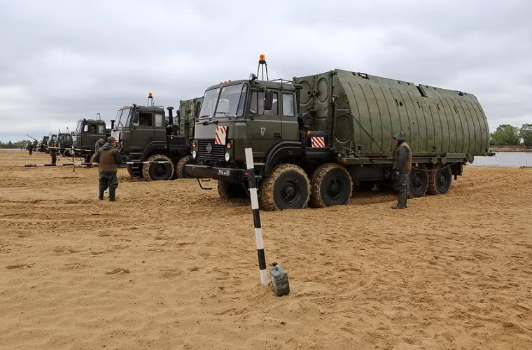 Trong ảnh là các binh sĩ công binh Nga đang chuẩn bị những bước cuối cùng để triển khai cầu phao PMP.