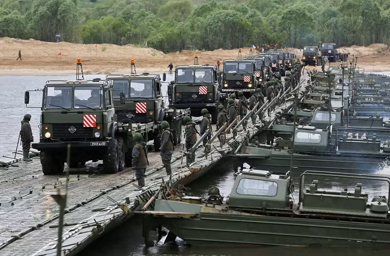 Sau khi các đốt cầu phao PMP được ghép lại thành một chiếc cầu phao hoàn chỉnh những chiếc Ural-53236 sẽ được di chuyển qua bờ phía bên kia trước khi kết thúc một ngày huấn luyện.