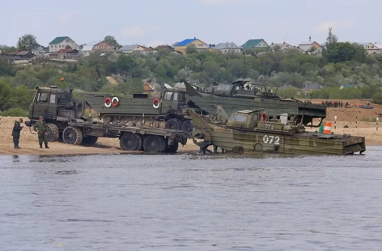 Song song với việc triển khai các mảng cầu phao PMP, các xe Ural-53236 khác cũng bắt đầu thả những chiếc ca-nô công binh BMK-225 xuống nước.