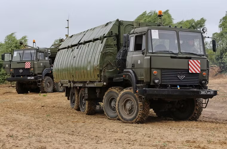 Ural-53236 8x8 có tải trọng khoảng 12 tấn và được trang bị động cơ diesel V8 YaMZ-238B có công suất 300 mã lực với tốc độ di chuyển tối đa là 85km/h. Trong khi đó mẫu cầu phao PMP có thể chịu được tải trọng khoảng 60 tấn.