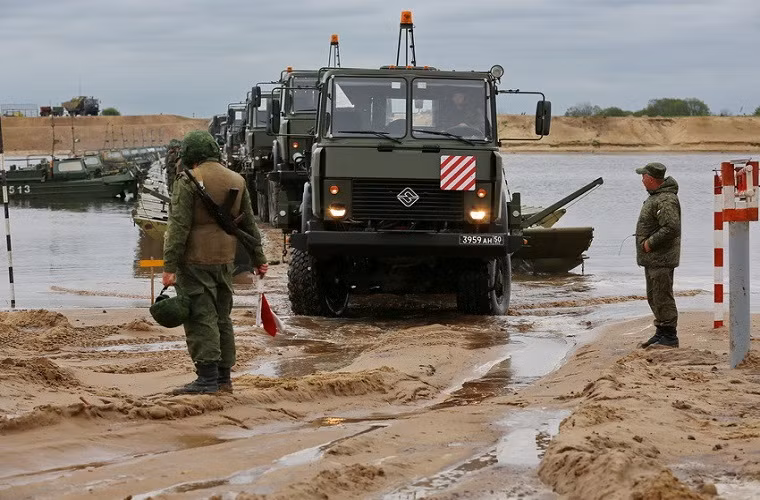 Hàng dài những chiếc Ural-53236 nối đuôi nhau vượt sông an toàn.