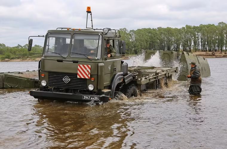 Những mảng cầu phao PMP sẽ được bung ra sau khi chúng hoàn toàn xuống nước.