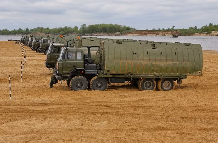 Các xe Ural-53236 mang theo các mảng cầu phao PMP sẽ được tập kết đến dọc bờ sông trước khi chúng triển khai các mảng cầu phao này xuống nước.