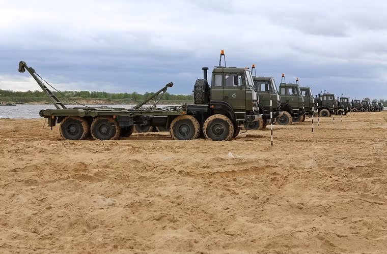 Những chiếc Ural-53236 sau khi triển khai toàn bộ tổ hợp cầu phao PMP và ca-nô BMK-225.