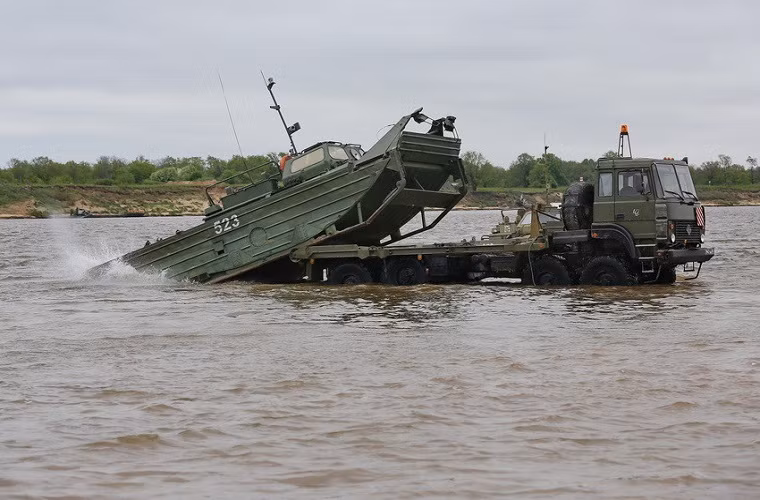 BMK-225 sẽ có nhiệm vụ hổ trợ lai dắt và ghép những mảng cầu phao PMP lại với nhau sau khi chúng được triển khai.