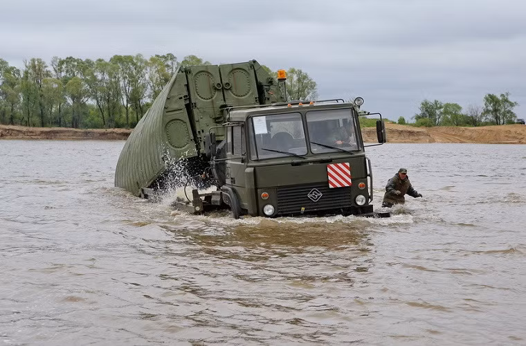 Ở một số vị trí Ural-53236 phải di chuyển ra mực nước khá sâu mới có thể thả các mảng cầu phao, tuy nhiên với hệ thống khung gầm được thiết kế khá cao nên Ural-53236 vẫn có thể di chuyển dễ dàng ở dưới nước.