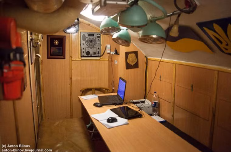 Tàu ngầm Zaporizhzhia đã bị loại biên chế Hải quân Nga trong năm 2014, nhưng hiện có vẻ như nó vẫn được duy trì. Không gian trong ảnh là ví dụ rõ nét, 2 laptop của thủy thủ đặt trong buồng sinh hoạt.
