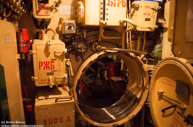 Cửa đi lại giữa các buồng trên tàu ngầm 75 năm tuổi này được thông với nhau bằng cái cửa hình tròn như cửa phóng ngư lôi. Thiết kế này vẫn tồn tại tới tận ngày nay trên tàu ngầm hiện đại.