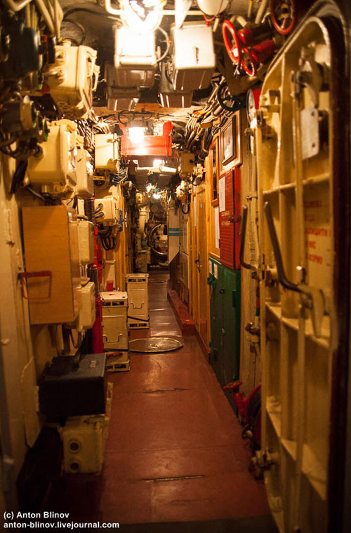 Hành lang trong chiếc tàu ngầm dài 89,9m, lượng giãn nước khi lặn 2.475 tấn, khi nổi là 1.952 tấn.