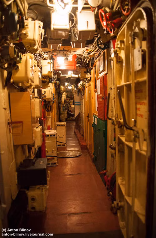 Hành lang trong chiếc tàu ngầm dài 89,9m, lượng giãn nước khi lặn 2.475 tấn, khi nổi là 1.952 tấn.