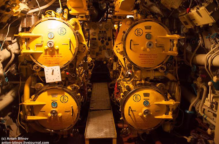 Gần đây, một nhóm phóng viên đã lần đầu tiên được tiếp cận và khám phá nội thất, không gian một trong những tàu ngầm cổ nhất thế giới còn hoạt động. Trong ảnh, khoang phóng ngư lôi tàu ngầm Zaporizhzhia.