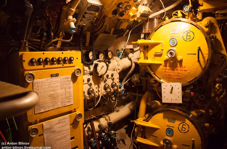 Con tàu được trang bị tới 10 ống phóng ngư lôi cỡ 533mm với 6 trước được bố trí ở trước mũi và 4 bố trí ở đuôi. Trong ảnh là 2 ống phóng số 7-9 đặt ở đuôi tàu.