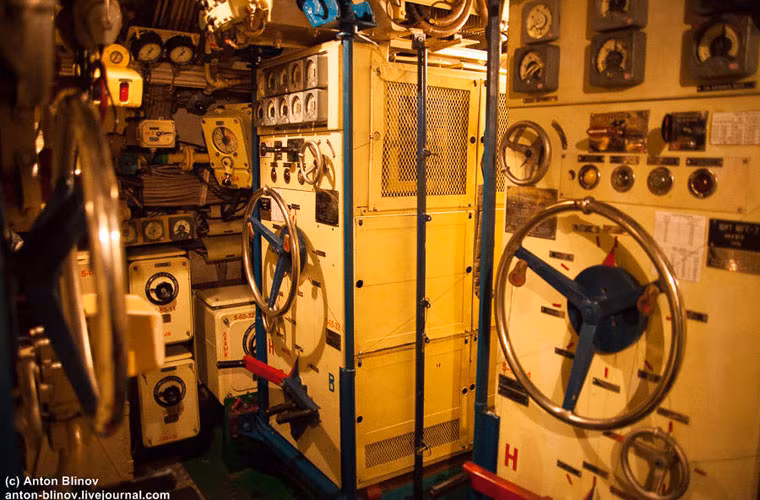 Trên các buồng điều khiển của tàu ngầm độc nhất Hải quân Ukraine chi chít đồng hồ, các cần xoay...